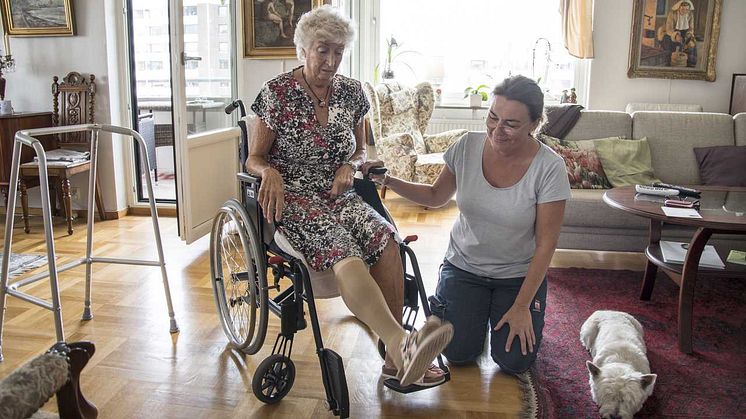 Undersköterskan Marie Sander åker hem till Marianne för att hjälpa henne med sjukgymnastiken.