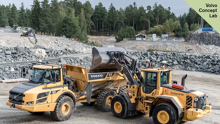 Volvo hjullastare L120 och en ramstyrd dumper A25F med teknik för självgående arbete. 