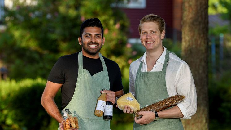 Stefan Olsson och Christian Sjöland på Gårdshem är stolta vinnare av Stora turismpriset. Saknas på bilden gör butikschef Nicholas McFarlane samt butiksassistent Elis Tedebring.  Foto: pressbild Gårdshem.