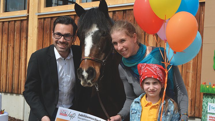 (v.l.nr.) Jürgen Seiwaldstätter (Marketing Manager Fressnapf Österreich), Therapiepferd Felicitas, Roswitha Zink (Obfrau Verein e.motion) und Schützling