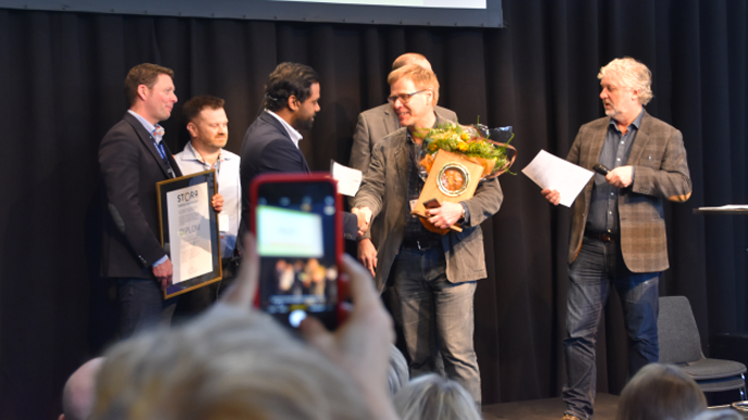 Örjan Martelluer från MidDec Scandinavia tog emot Stora Inneklimatpriset av bostadminster Peter Eriksson under Nordbygg i Stockholm. Foto: Fredrik Kindahl/Slussen.biz