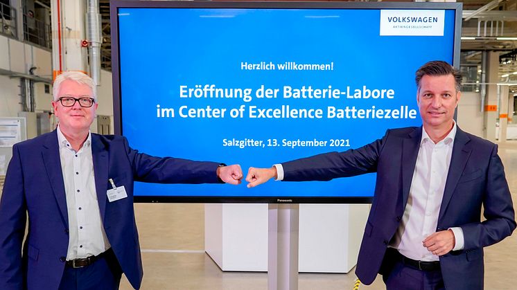 Thomas Schmall, direktør for Volkswagen Group Components, og Ministerpræsident i Niedersachsen åbner det nye top moderne batterilaboratoriecenter