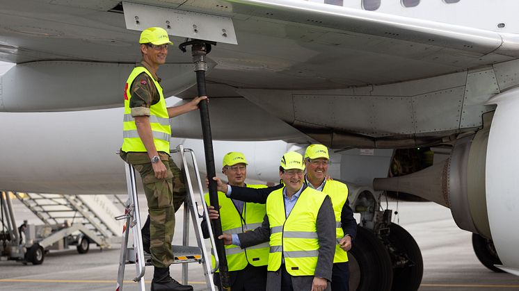 Fra venstre: Forsvarschef Eirik Kristoffersen, CEO St1 Nordic Henrikki Talvitie, fungerende direktør for anskaffelser i Forsvarsmateriell Per Arne Johnsen, koncernchef i Norwegian Geir Karlsen. Foto: Morten Bergene