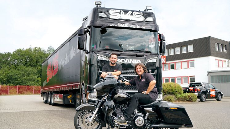 Kevin und Adrian Kießling (v. li.) freuen sich über die neun neuen Scania S 450 in ihrer Lkw-Flotte.