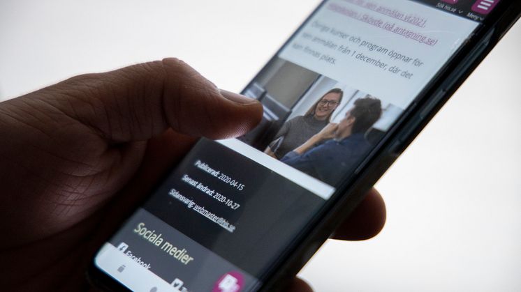 En studie från Högskolan i Skövde visar att svenska användare oroar sig för de integritetsrisker som kommer en app för smittspårning. Foto: Högskolan i Skövde