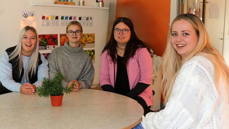 Cornelia, Frida och Ebbalisa trivs jättebra inom förskolan/fritids och berättar för Kata om jobbet och hur de lägger upp aktiviteter och planerar dagarna för att skapa trygghet och rutiner under sommaren. Foto: Piteå kommun