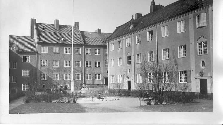 SKB fyller 105 år och har sedan 1916 aldrig sålt ett hus. Kvarteret Motorn i Vasastan blev det första (bild ca 1920). Nu har föreningen över 8100 kooperativa hyresrätter i fastigheter med en arkitektur som följt decenniernas utveckling.
