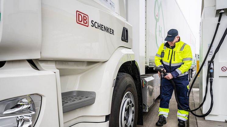 DB-Schenker_H2_Truck_C4