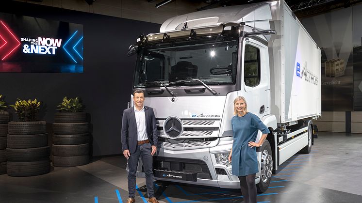 Andreas von Wallfeld marknads och försäljningschef, och Karin Rådström som är chef för hela Mercedes-Benz lastbilsverksamhet.