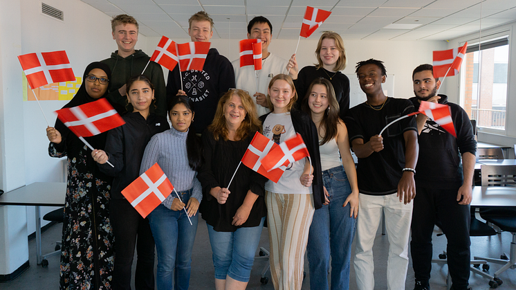 3B1 jubler over at have vundet årets fødselsdagskonkurrence på H. C. Ørsted Gymnasiet. 