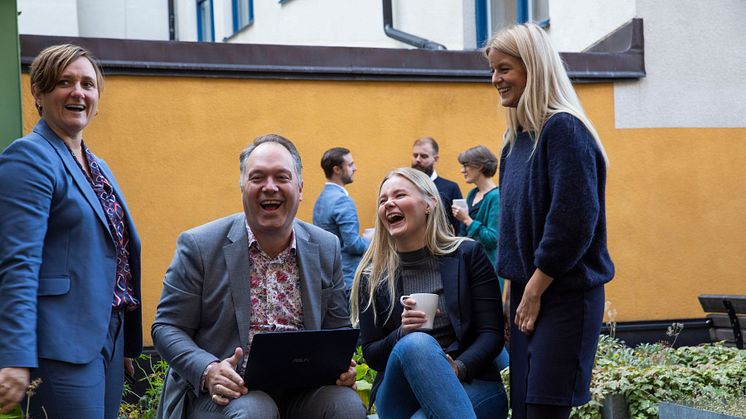 Gustaf och Kathrine tillsammans med kollegor från CRM-Konsulterna.
