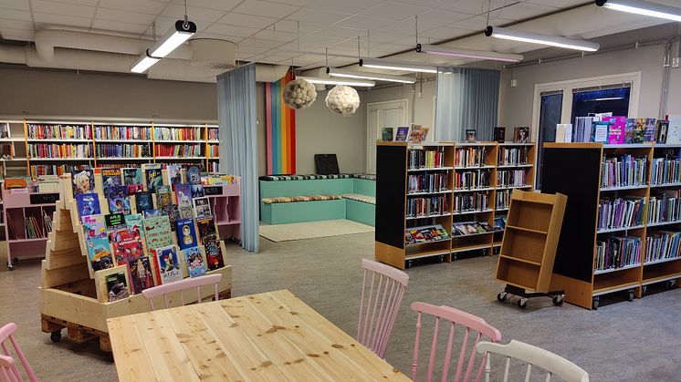 Nytt färgglatt och mysigt biblioteksrum