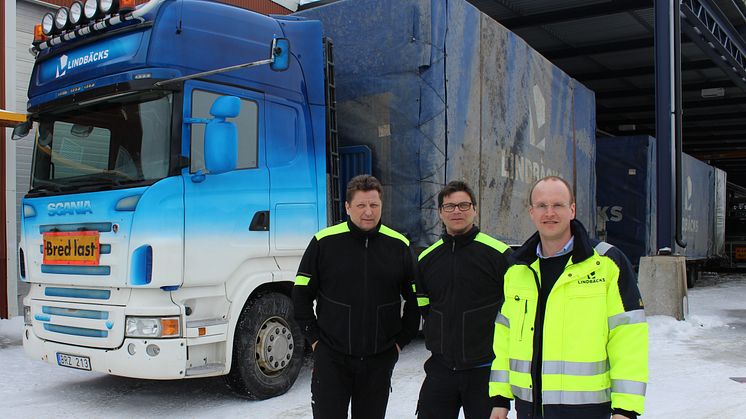 Fr vänster Erik Svensson, transportledare, Mikael Wennberg, chaufför och Markus Holmlund logistikchef på Lindbäcks. 