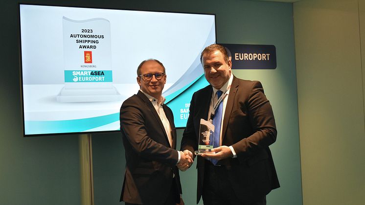 Kongsberg Maritime’s Sebastian Jobs, Senior Vice President Sales EMEA, receiving the SMART4SEA Autonomous Shipping Award