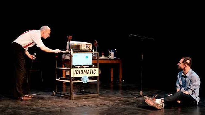 Framsyninga Idiomatic er ein del av "Drama goes digital"-prosjektet og nyttar ein taleregistrator som translatør mellom skodespelarane og publikum. Foto: Albert Dobrin.