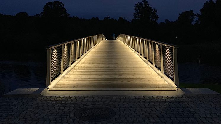 Finalist 5. Folke Bernadottes bro - Årets Stockholmsbyggnad 2020. Fox Belysning levererade 100 st små LED-puckar som är integrerade i en metallprofil under överliggaren i trä.
