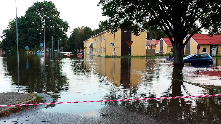 2015 drabbades även Hallsberg av översvämningar som en följd av kraftigt regn. Kommuner och byggaktörer bör planera för att dagvatten vid extrema skyfall ska kunna avledas ytligt, menar VA-guidens redaktör.