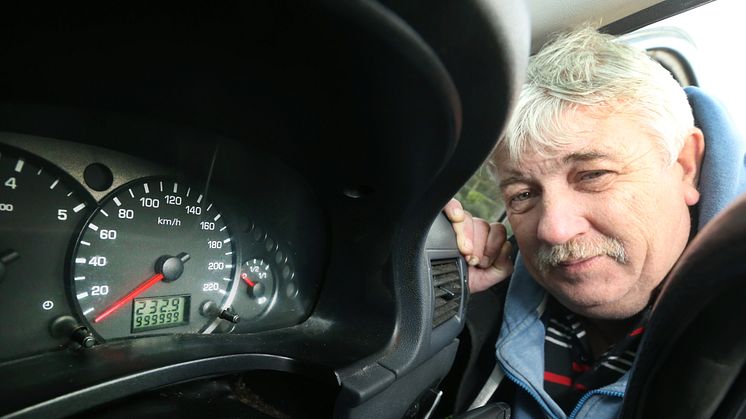 ​Taxichauffören James Foley har kört sin Ford Tourneo Connect i motsvarande 25 jordenrunt-resor.