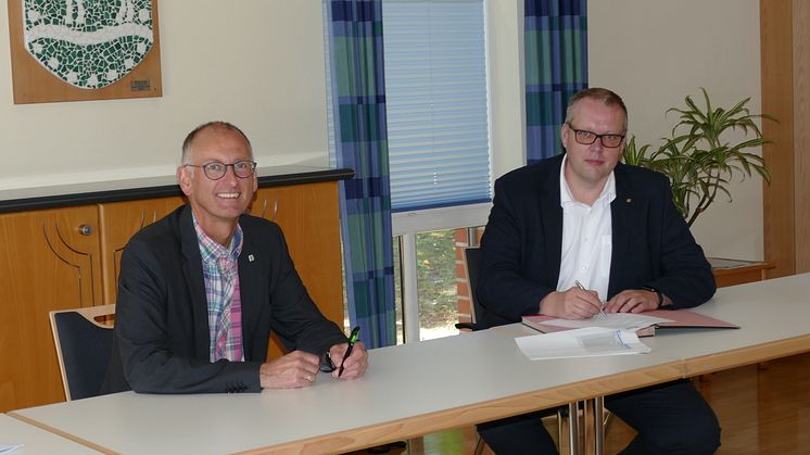 Bürgermeister Detlef Wellbrock (l.) und Frank Niemeier, Leiter Kommunalvertrieb Deutsche Glasfaser, bei der Vertragsunterzeichnung (© Gemeinde Loxstedt)