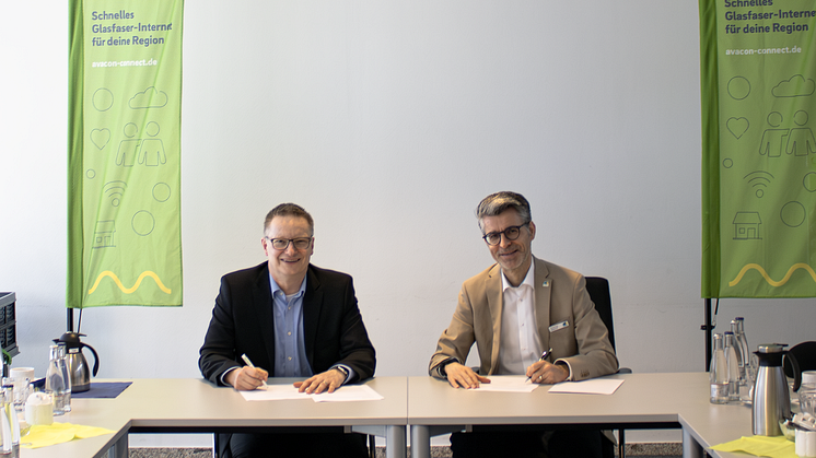Detlef Gieselmann, Geschäftsführer Avacon Connect und Bürgermeister Alexander Masthoff bei der Vertragsunterschrift