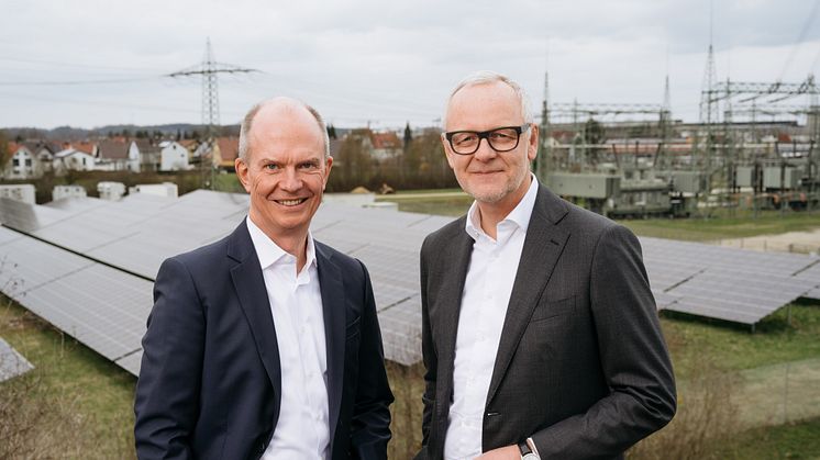 Die LEW-Vorstandsmitglieder Dietrich Gemmel und Markus Litpher (v.l.) auf dem LEW-Gelände in Meitingen. (Foto: LEW / Felix Baptist)