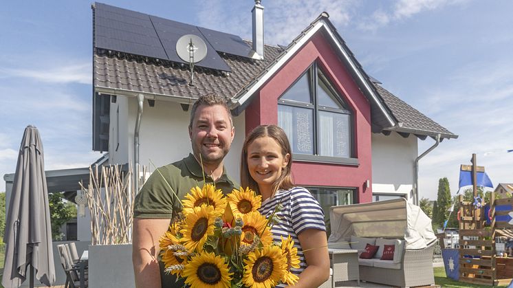 Sonniges Jubiläum beim Bayernwerk: Familie Maier aus Altdorf sind die 400 000. PV-Kunden, die ins Netz des Bayernwerks einspeisen.