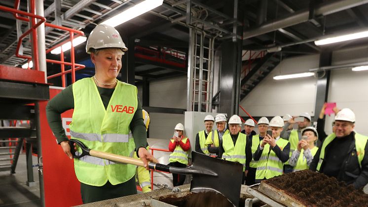 Anna Tenje, kommunstyrelsens ordförande i Växjö, skyfflar i det sista lasset torv i Sandviksverket. 