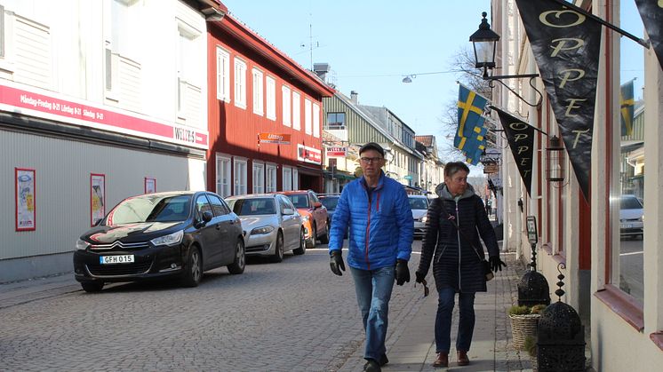 Marianne och Ulf Carlsson på promenad på Prästgatan i Nora som snart är bilfri.