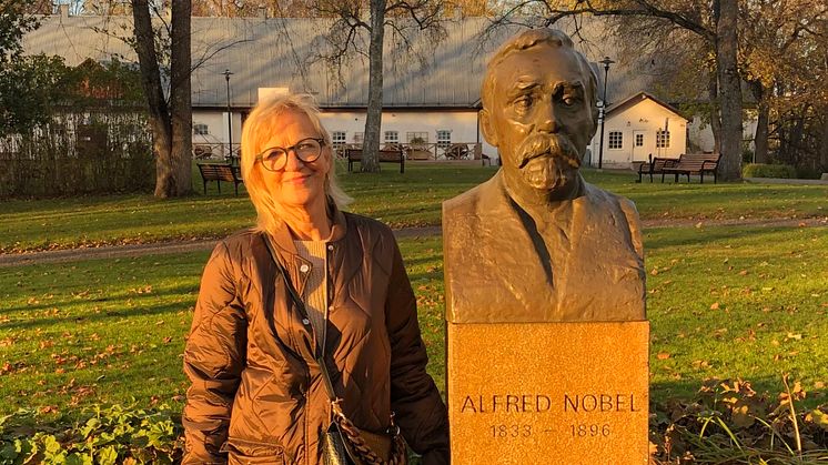 Professor Mai-Lis Hellénius visar att hälso- och klimatfrågorna hänger samman. Hållbar gastronomi och vetenskap är gemensamma nämnare när hon besöker Alfred Nobels Björkborn, Nobelmuseet i Karlskoga.  Foto: Ewa Hector Agorelius