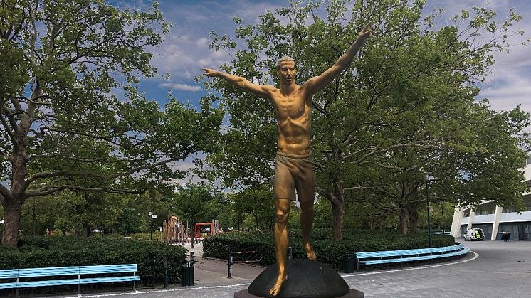 Skulpturen placeras utanför ”Minnesmärket Walk of Fame” och nära den himmelsblå bänken.