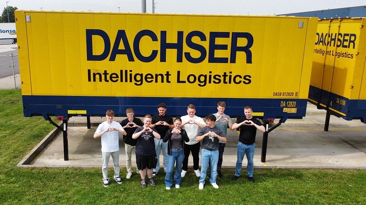 Die neuen Auszubildenden im Dachser Logistikzentrum Rheine (v. l. n. r.: Dustin Gebhardt, Maurice Thier, Thorsten Bär, Zhivko Kocev, Yana Gild, Pascal Haberland, Max Gerber, Lino Brink, Jurijs Undruls)