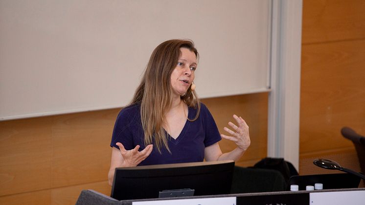 Allison Randal från University of Cambridge höll föreläsningen ”Beyond Open Source”.