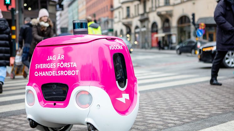 foodora och Tele2 accelererar testerna med 5G-uppkopplade q-handelsroboten Doora