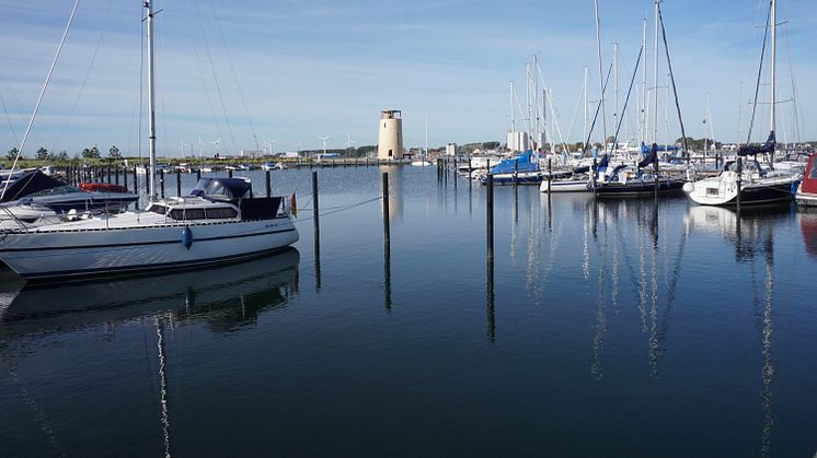 Der Aussichtsturm "Utkieker" an der Yachthafenpromenade in Burgtiefe auf Fehmarn. ©Tourismus-Service_Fehmarn_Lina_Rotte