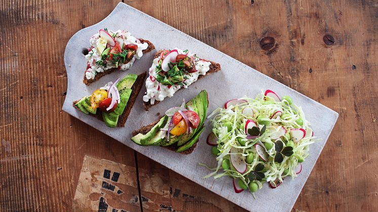 Rugbrødsmadder med avocado, hytteost og salat