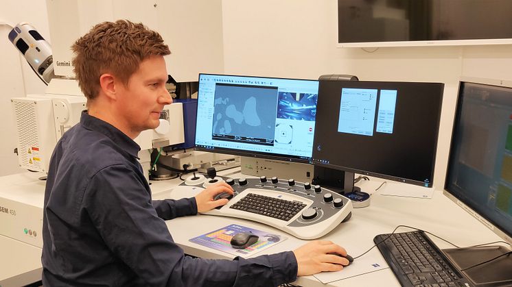 Fredrik Gustavsson, Swerim i laboratoriet för elektronmikroskopi.