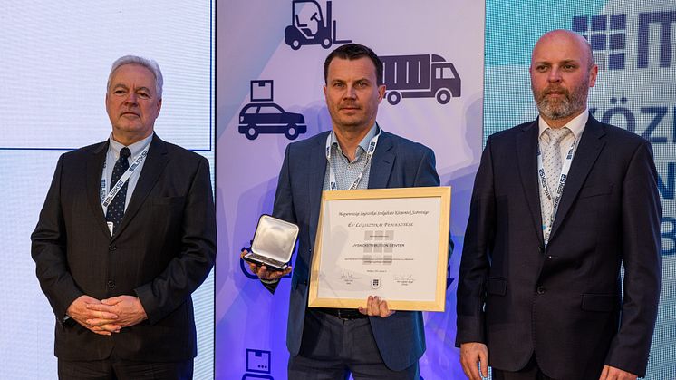 Jaroslaw Sobczyk, a JYSK ecseri régiós elosztóközpontjának a vezetője átveszi az Év Logisztikai Fejlesztése Díját