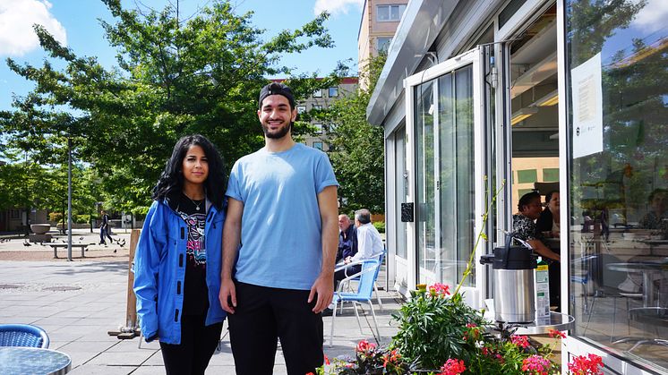 Suzan Wali och Zelal Aslan har just öppnat sommarvärdarnas café på torget i Hjällbo.