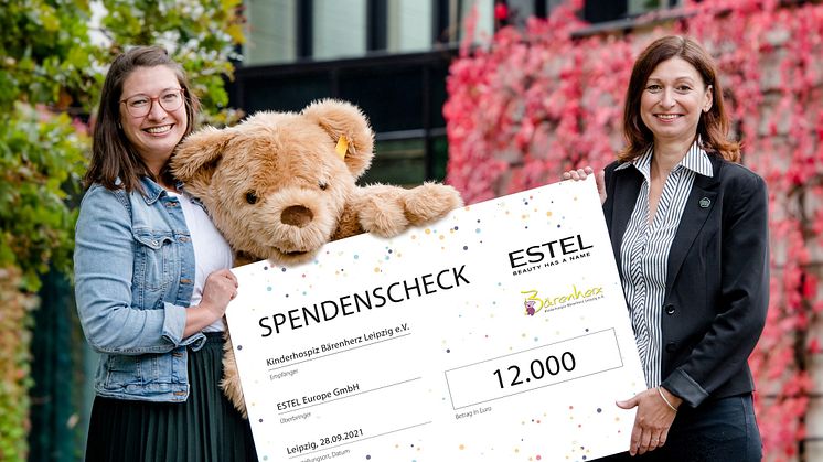 Von rechts: Odette Reiche, Geschäftsführerin der ESTEL Europe GmbH, und Ulrike Herkner, Geschäftsführerin des Bärenherz-Fördervereins