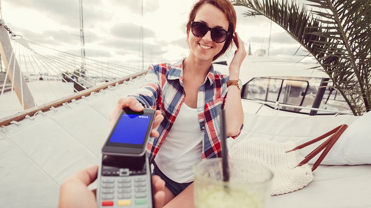 3 z 5 Čechů chtějí během cest do zahraničí platit kartou nebo mobilem