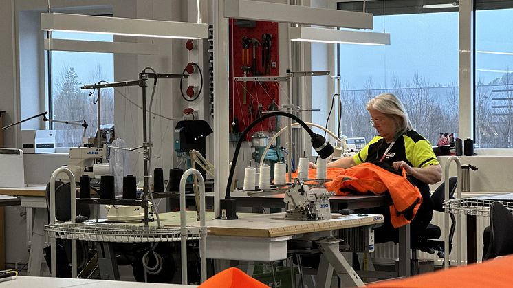 PÅ SWEDOLS PROFILERINGSAVDELNING i Örebro jobbar de både med reparationer och produktutveckling för att leverera yrkesplagg som håller i längden. 