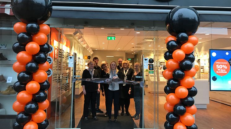 Medarbetare på Synoptik inviger den nya butiken i Nynäshamn.