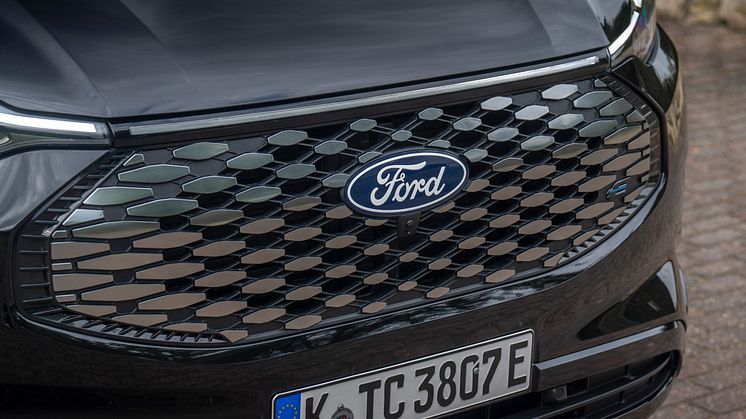 Ford E-Tourneo Custom_Titanium_X (7).jpg