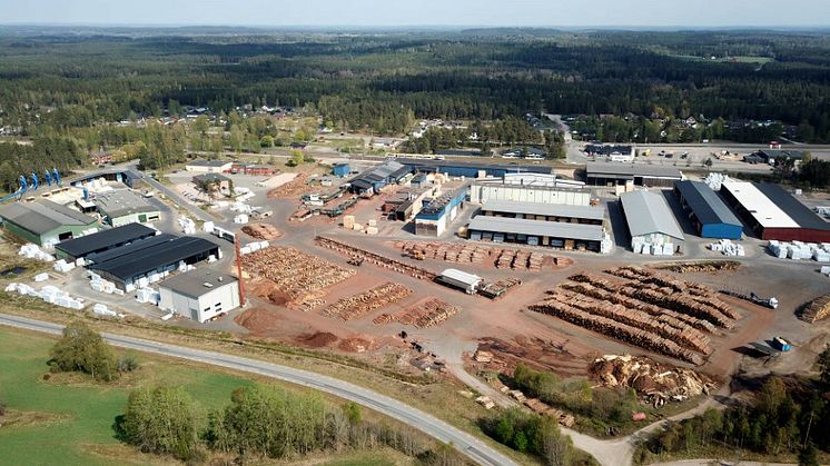 Det nye savværk og imprægneringsanlæg ligger i et område, hvor Södra har en stabil forsyning af råvarer men inden opkøbene manglede egen forarbejdning.