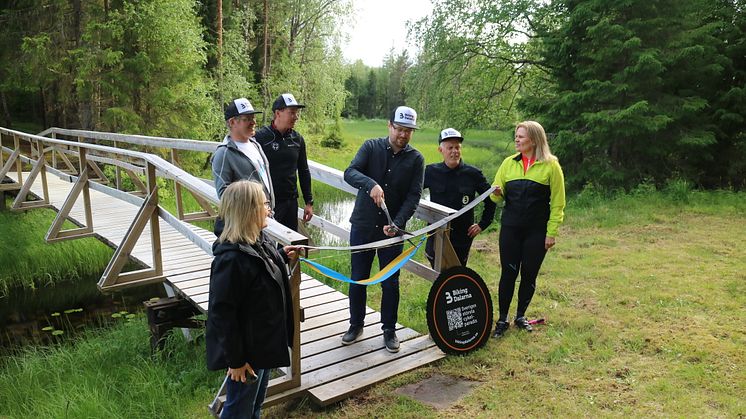 Kommunstyrelsens ordförande i Vansbro kommun Marcus Kock klipper bandet till Vansbros nya Biking Dalarna-område.
