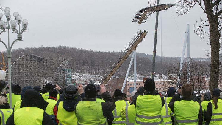 Lisebergs personal betraktar när den högsta bandelen läggs på plats av Valkyria