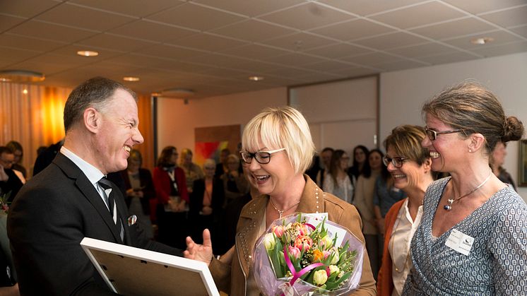 Charlotta Åkesson, verksamhetschef Vårdcentralen Anderslöv, tar emot priset av Gilbert Tribo (L), ordförande för hälso- och sjukvårdsnämnden.