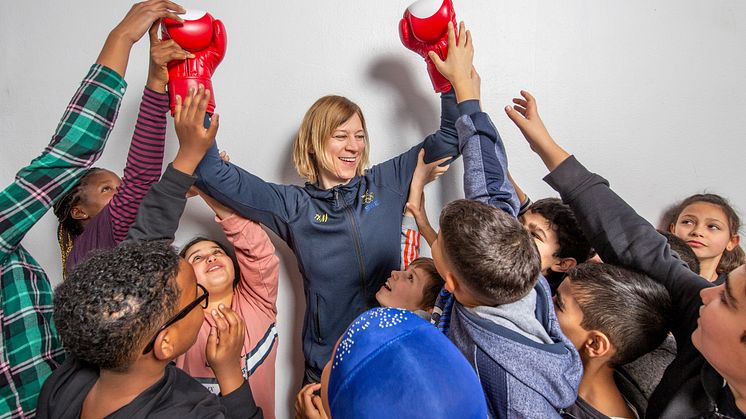 Olympier inspirerar barn i Norrköping att nå  100 varv runt jordklotet för en bättre värld 
