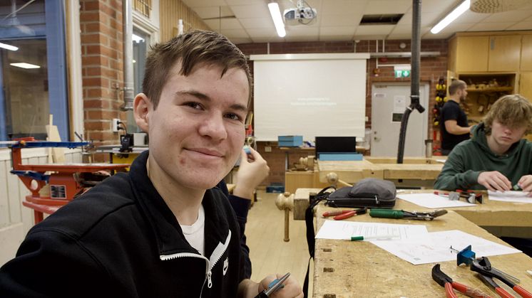 Marcus Mikulic, elev i årskurs nio på Ytterbyskolan i Kungälv, testar att arbeta med plåt. Foto: Niklas Jendeby