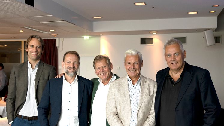 Fr. v. Håkon G Kristiansen Strategichef Mestergruppen, Tore Aasen Inköpschef Mestergruppen, Thommy Nilsson styrelseordförande, Björn Peterson XL-BYGG Norrby Trä, Olof Nyberg XL-BYGG Hans Anders